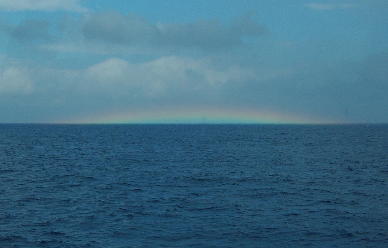水平線近くの虹